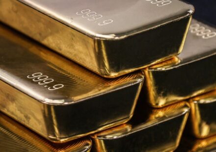 Gold bars illustrating the New York gold bar scam warning targeting bank customers