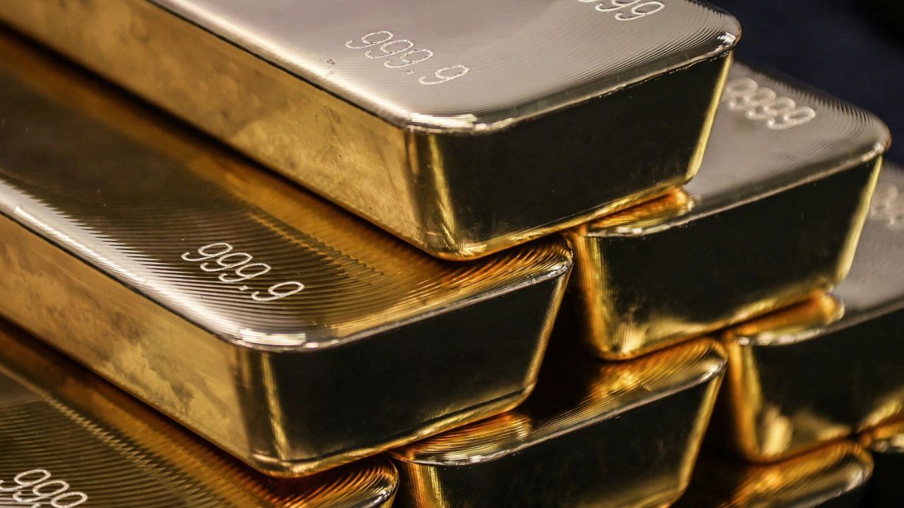 Gold bars illustrating the New York gold bar scam warning targeting bank customers